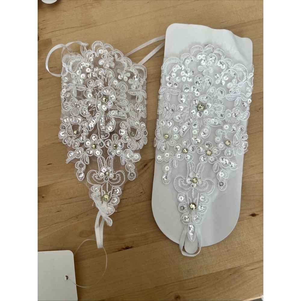 Stylish White Lace Fingerless Gloves, Party/ Wedding, One Size Fits, Whimsey - Picture 3 of 5